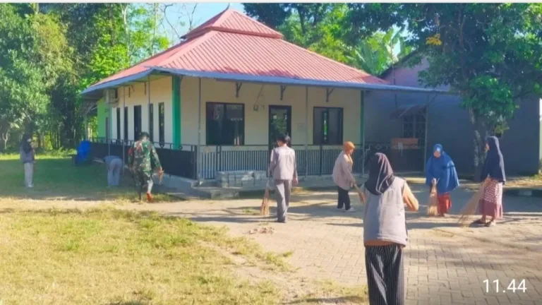 Sambut Semarak Kemerdekaan, Pemdes Kalebarembeng Bersama Babinsa dan Mahasiswa KKN Bersihkan Fasilitas Umum