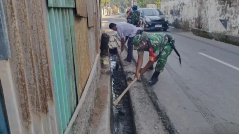 Wujud Nyata Manunggal TNI dan Rakyat, Babinsa Mawang Hadir di Tengah Aksi Bersih Lingkungan