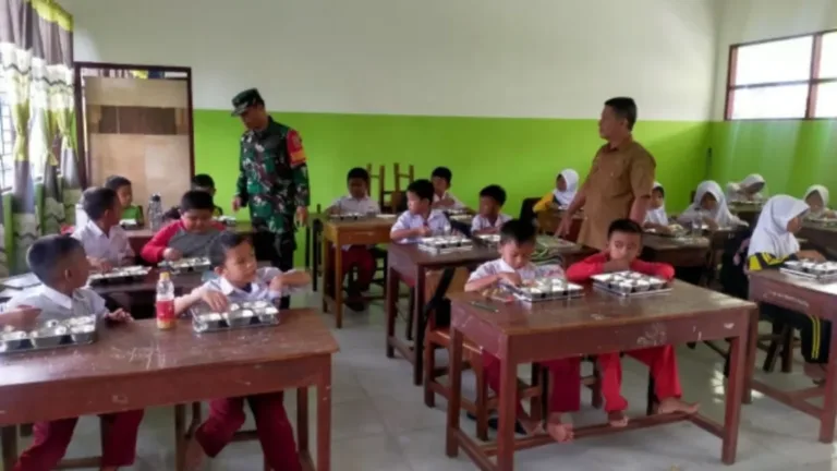 Koramil 05/Pallangga Bersinergi Bersama Mitra Pengelola Kawal Distribusi Makanan Bergizi di Desa Toddotoa