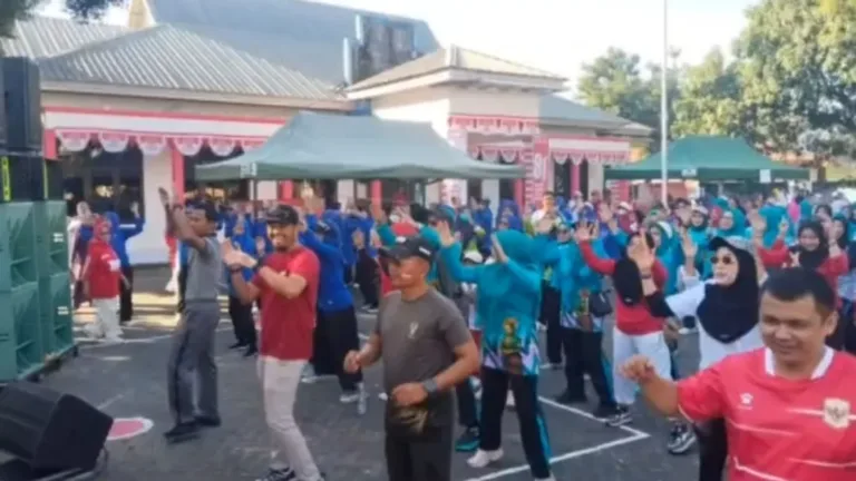 Memeriahkan HUT RI ke-81, Babinsa Hadiri Jalan Santai dan Senam Bersama di Kecamatan Barombong