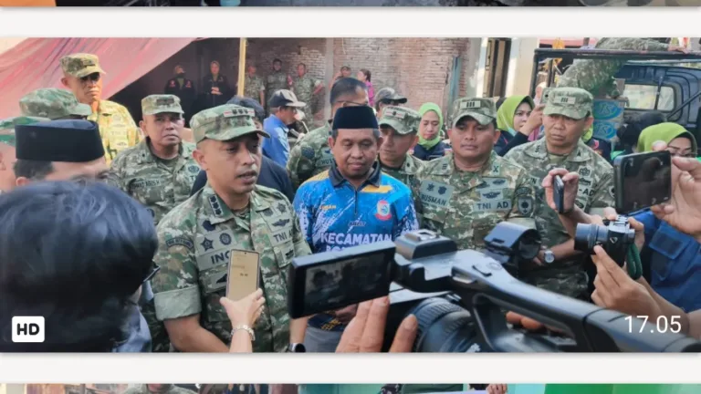 Kodim 1408/Makassar Bersama Banteng Komando Kampak Salurkan Bantuan untuk Korban Kebakaran di Jalan Kandea 3