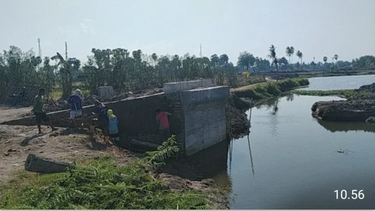 Gotong Royong TNI dan Warga Tingkatkan Progres Pembangunan Jembatan