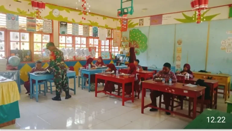 Sukseskan Program Nasional, Babinsa Kodim 1409/Gowa Sigap Kawal Pendistribusian Penyaluran Makanan Bergizi Gratis