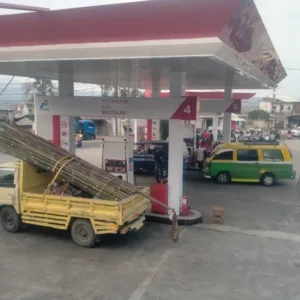 Pelayanan SPBU 3-444-111 Tetap Lancar di Tengah Kepadatan Konsumen