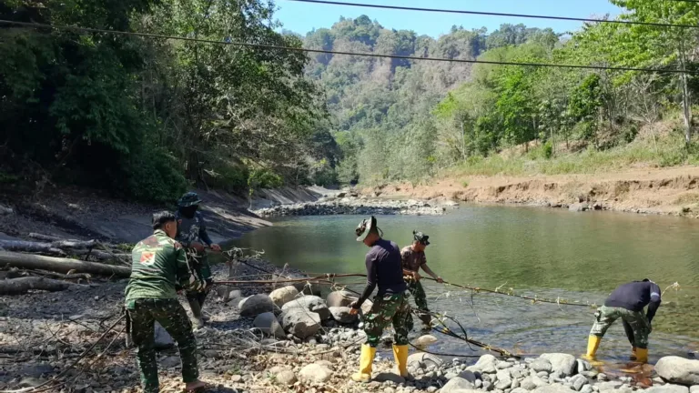 Bahu-Membahu TNI dan Warga Buakkang Percepat Pembangunan Jembatan Perintis di Gowa