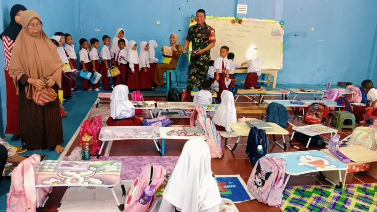 Sinergi Babinsa dan Badan Gizi Nasional Sukseskan Pembagian MBG di Kabupaten Gowa