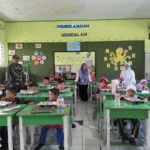 Kawal Gizi Generasi Emas, Babinsa Koramil Pallangga Dampingi Pembagian MBG di Desa Bontoala