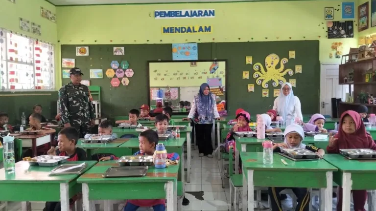 Kawal Gizi Generasi Emas, Babinsa Koramil Pallangga Dampingi Pembagian MBG di Desa Bontoala