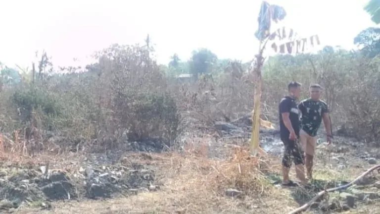 Sinergi Babinsa dan Warga Bontomarannu Berhasil Jinakkan Si Jago Merah di Lahan 1 Hektar