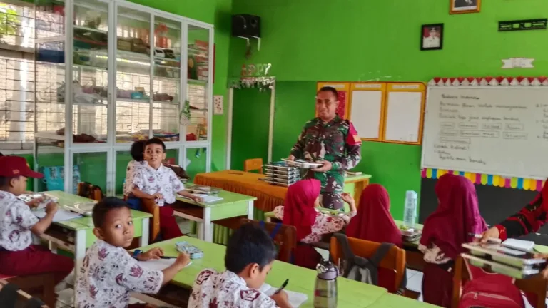 Kawal Program Pemerintah, Babinsa Pantau Langsung Makan Bergizi Gratis di Lempangan