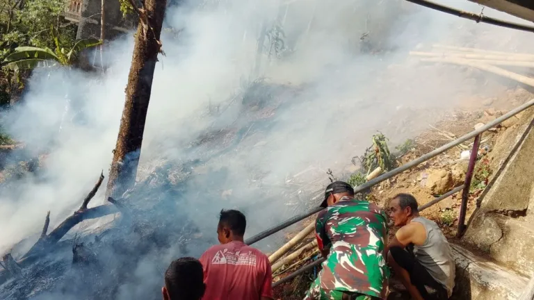 Gerak Cepat Aparat dan Warga Padamkan Kebakaran Lahan di Malino Gowa