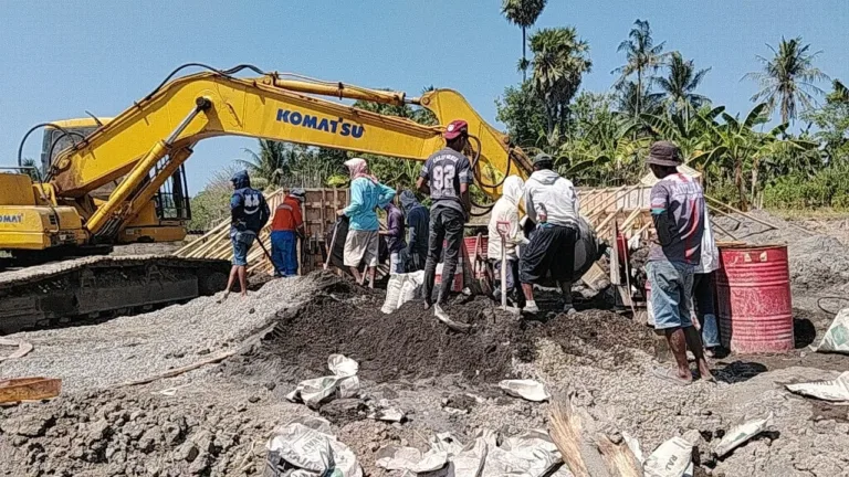 TNI dan Rakyat Bersatu, Pembangunan Jembatan di Desa Salajangki Terus Berlanjut