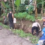 Perkuat Hubungan Emosional dengan Warga, Babinsa dan Bhabinkamtibmas Gotong Royong di Desa Bontoramba