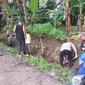 Perkuat Hubungan Emosional dengan Warga, Babinsa dan Bhabinkamtibmas Gotong Royong di Desa Bontoramba
