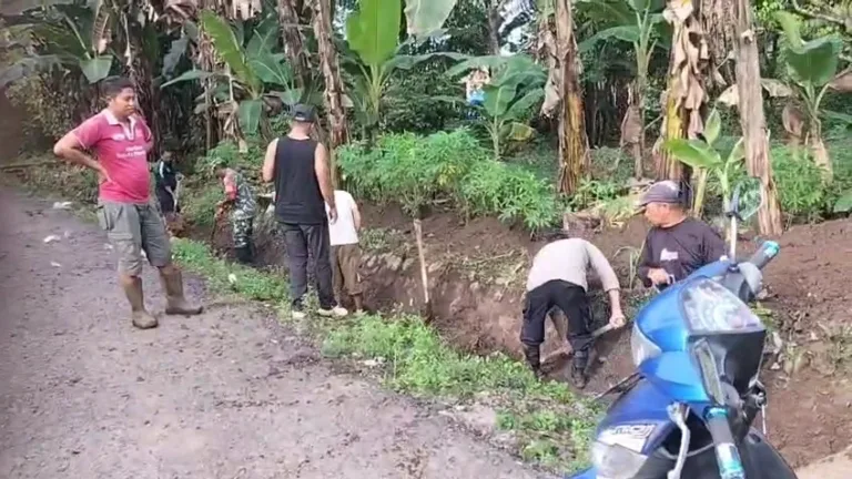 Perkuat Hubungan Emosional dengan Warga, Babinsa dan Bhabinkamtibmas Gotong Royong di Desa Bontoramba