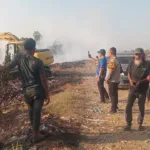 Sinergi Cepat Babinsa dan Warga Padamkan Kebakaran TPA Bajeng