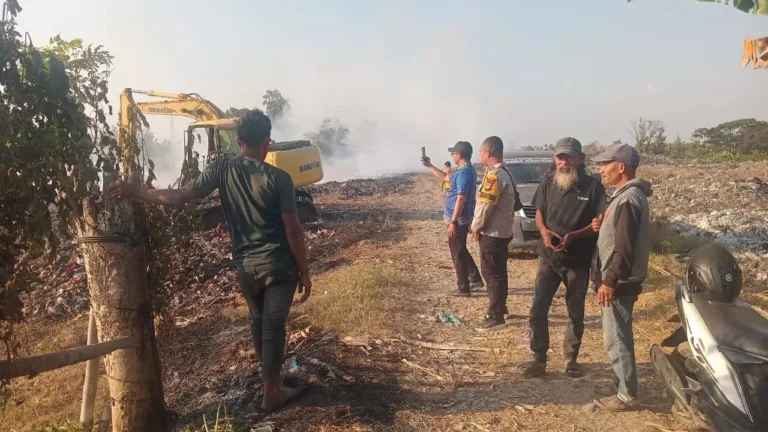 Sinergi Cepat Babinsa dan Warga Padamkan Kebakaran TPA Bajeng