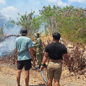 Kolaborasi Babinsa, Damkar, dan Warga Padamkan Kebakaran Lahan di Desa Romangloe