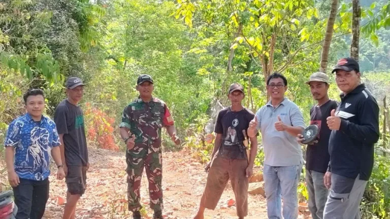 Babinsa Dampingi Perwakilan Korem dan Pemkab Gowa Ukur Lahan Rencana Pembangunan Jembatan Merah Putih