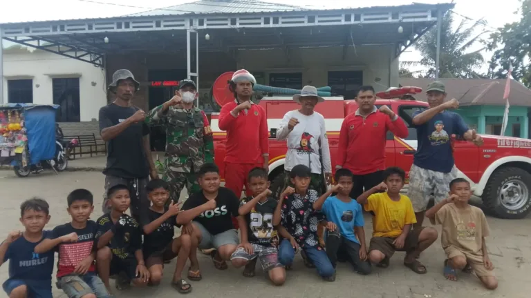 Gerak Cepat Petugas Gabungan Jinakkan Api di Desa Tana Karaeng