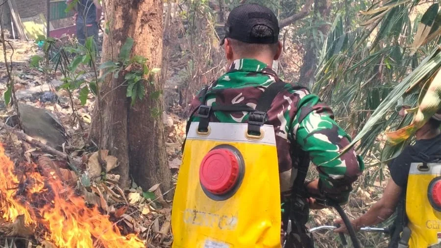 Gerak Cepat Laporan Warga, Babinsa dan Manggala Agni Padamkan Kebakaran Lahan di Gowa