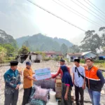 Camat Palupuh Nong Rianto Dampingi BAZNAS Agam Serahkan Bantuan Korban Kebakaran di Jorong Palupuh