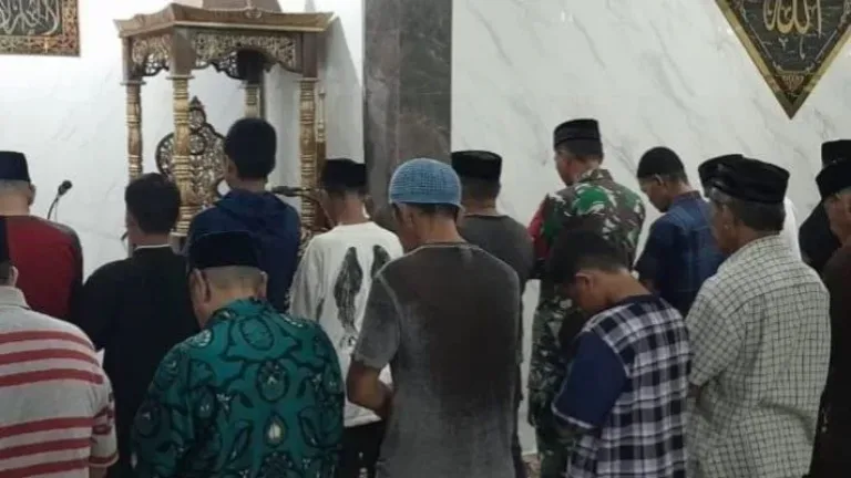TNI Manunggal Bersama Rakyat, Babinsa Koramil 1409-01/Somba Opu Laksanakan Safari Subuh dan Komsos