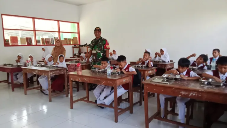 Babinsa Maccinibaji Dampingi Penyaluran 3.120 Paket Gizi Sehat di Yayasan Simpul Hatana Paramma