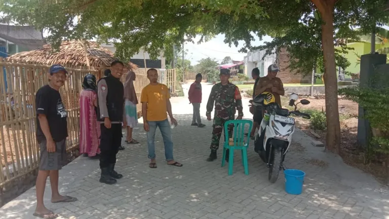 Tanggap Darurat, Babinsa Bersama Warga Jinakkan Api di Nirannuang Gowa