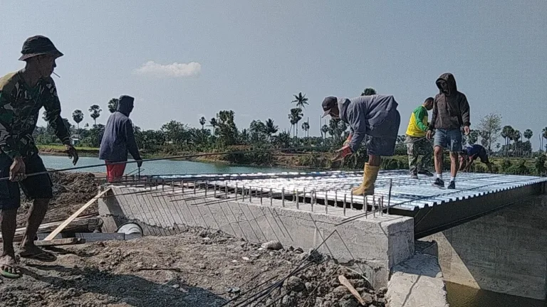 Kebersamaan TNI dan Rakyat Dongkrak Pembangunan Jembatan Pabbundukang Hingga 71 Persen
