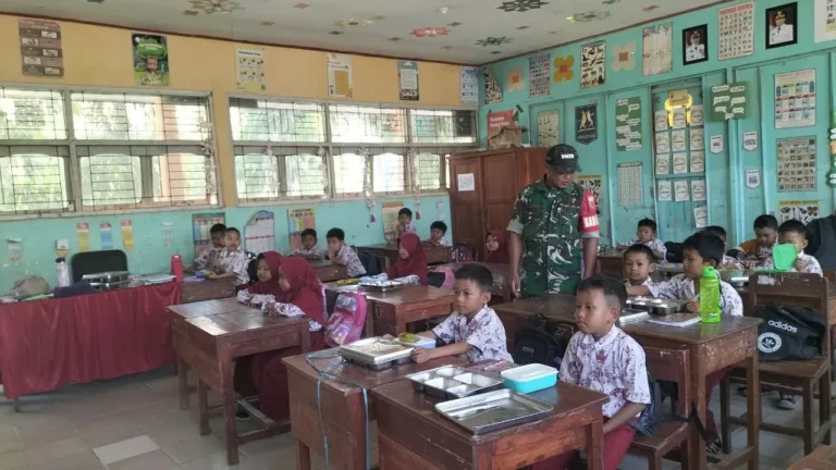 Pastikan Makanan Layak dan Bergizi, Babinsa Desa Bontoramba Pantau Langsung Pembagian MBG