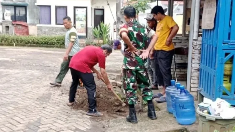 Babinsa Bersama Warga Kompleks Villa Samata Gowa Gelar Karya Bakti Bersihkan Drainase