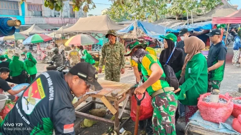Peringati HUT ke-81 TNI, Divisi 3 Kostrad Gelar Karya Bakti dan Makan Gratis Bersama Masyarakat Gowa