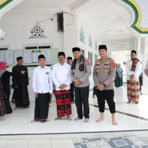 Jumat Berkah! Kapolda Jabar Eratkan Silaturahmi dengan Warga Garut