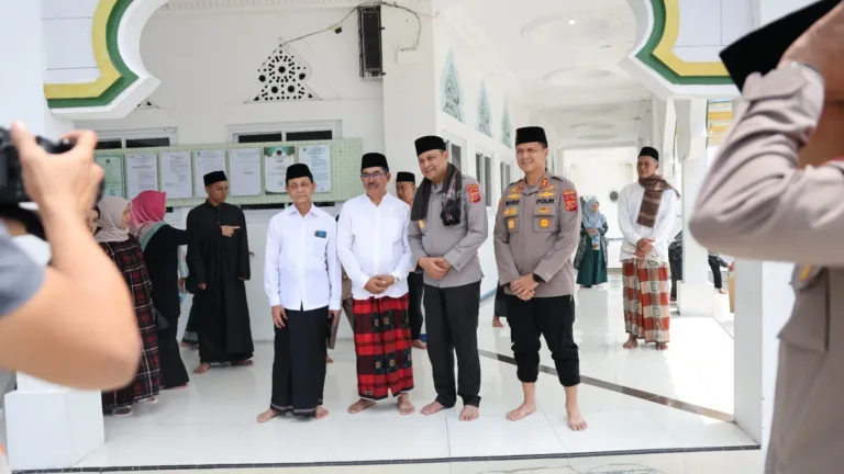 Jumat Berkah! Kapolda Jabar Eratkan Silaturahmi dengan Warga Garut