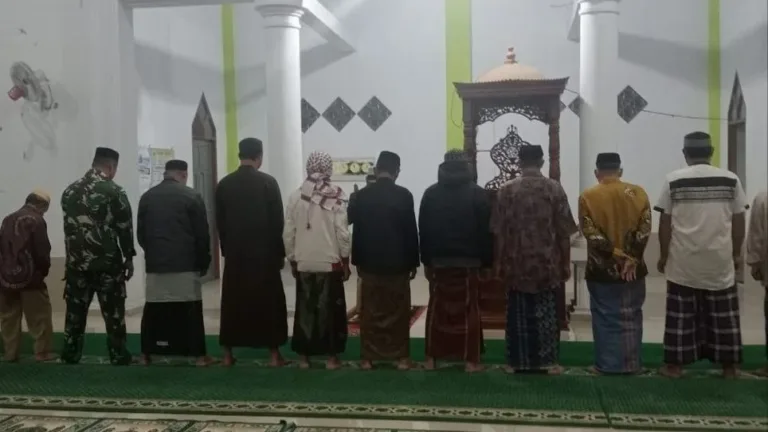 Safari Subuh di Masjid Besar Malakaji, Babinsa Gowa Ajak Warga Jaga Keamanan Wilayah