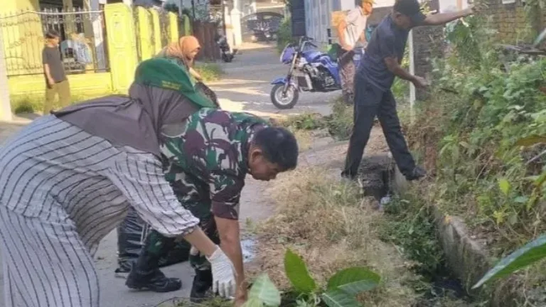 Sinergi TNI, Mahasiswa KKN UIN, dan Warga Gowa Bersatu Wujudkan Lingkungan Bersih Lewat Karya Bakti