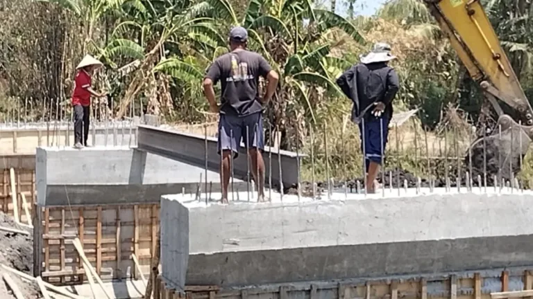 Semangat Gotong Royong Pembangunan Jembatan Jatia Gowa Tembus 36%