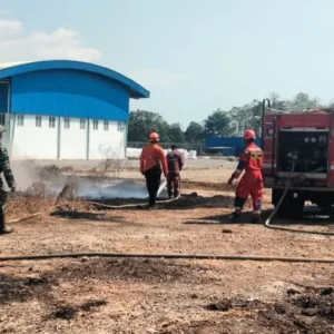 Aksi Cepat Babinsa dan Damkar Jinakkan Api yang Hanguskan Lahan Warga di Gowa