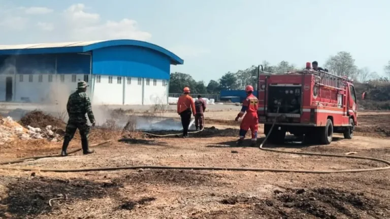 Aksi Cepat Babinsa dan Damkar Jinakkan Api yang Hanguskan Lahan Warga di Gowa