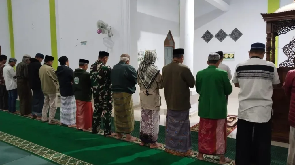 Rajut Silaturahmi Lewat Ibadah, Babinsa Koramil 1409-07/Tompobulu Laksanakan Sholat Subuh Bersama Warga Binaan