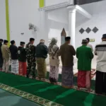Rajut Silaturahmi Lewat Ibadah, Babinsa Koramil 1409-07/Tompobulu Laksanakan Sholat Subuh Bersama Warga Binaan