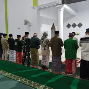 Rajut Silaturahmi Lewat Ibadah, Babinsa Koramil 1409-07/Tompobulu Laksanakan Sholat Subuh Bersama Warga Binaan