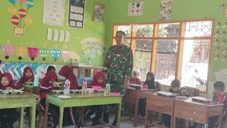 Babinsa Gowa Kawal Ketat Program Makan Bergizi Gratis Demi Kesehatan Generasi Bangsa