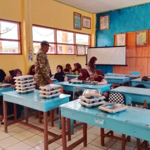 Langkah Nyata Kawal Gizi Anak Bangsa, Babinsa Cikoro Pantau Penyaluran MBG