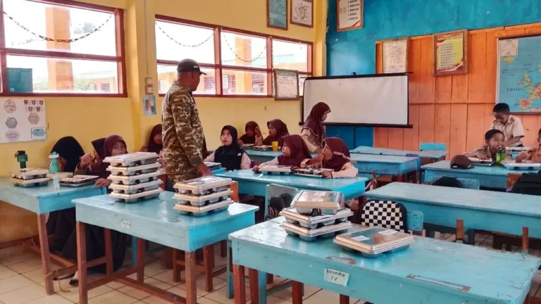 Langkah Nyata Kawal Gizi Anak Bangsa, Babinsa Cikoro Pantau Penyaluran MBG