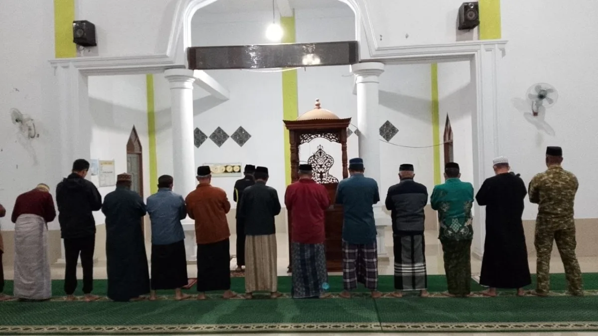 Babinsa Koramil Tompobulu Laksanakan Sholat Subuh Berjamaah Sekaligus Komsos dengan Tokoh Agama