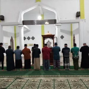 Babinsa Koramil Tompobulu Laksanakan Sholat Subuh Berjamaah Sekaligus Komsos dengan Tokoh Agama