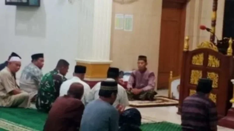 Pererat Kebersamaan, Babinsa Koramil 01/Somba Opu Laksanakan Sholat Subuh dan Komsos di Masjid Al Ikhlas