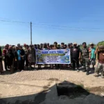 Kerja Bakti Pembersihan Saluran Irigasi, Babinsa dan Warga Tinggimae Perkuat Ketahanan Pangan